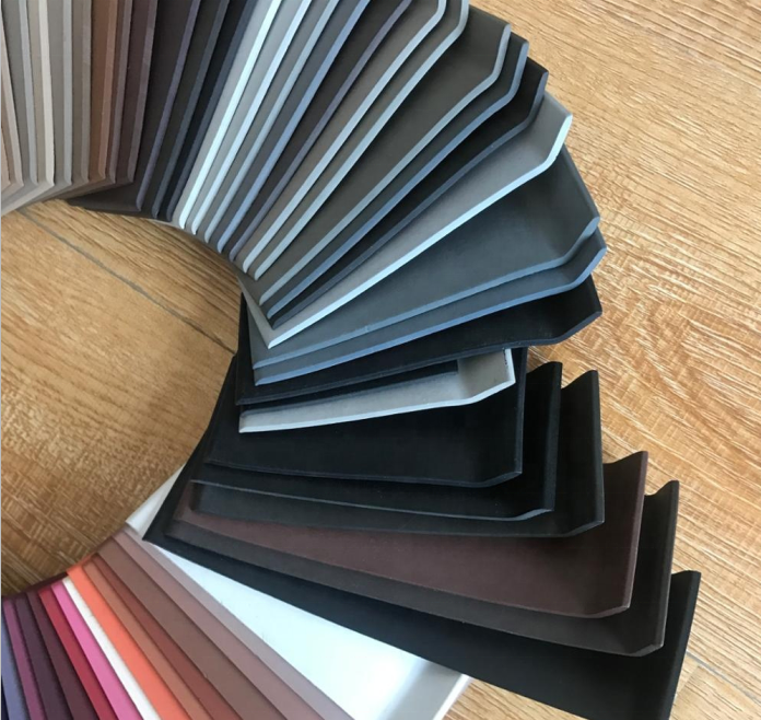 Поставка белый ПВХ самоклеящийся резина юбка 70 20 мм с временем производства