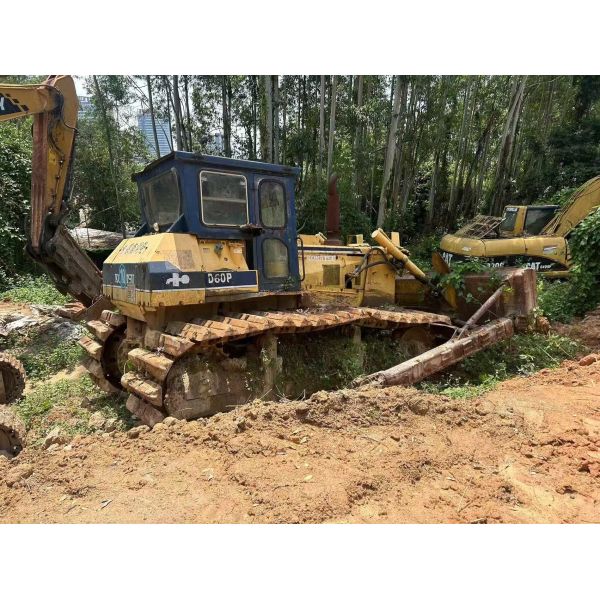 Бульдозер Komatsu D60P имеет отличную прочность, гибкость и высокое качество