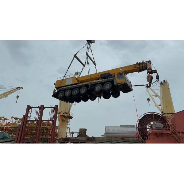 High Horsepower Howo Tractor 4*2 Used Tractor Trucks 8656 2525 3210