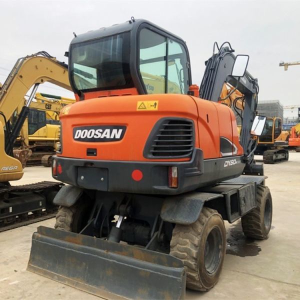 Fabriqué en Corée, original, utilisé, excavateur à roues Doosan DX60W-9, 6 tonnes, à Shanghai.