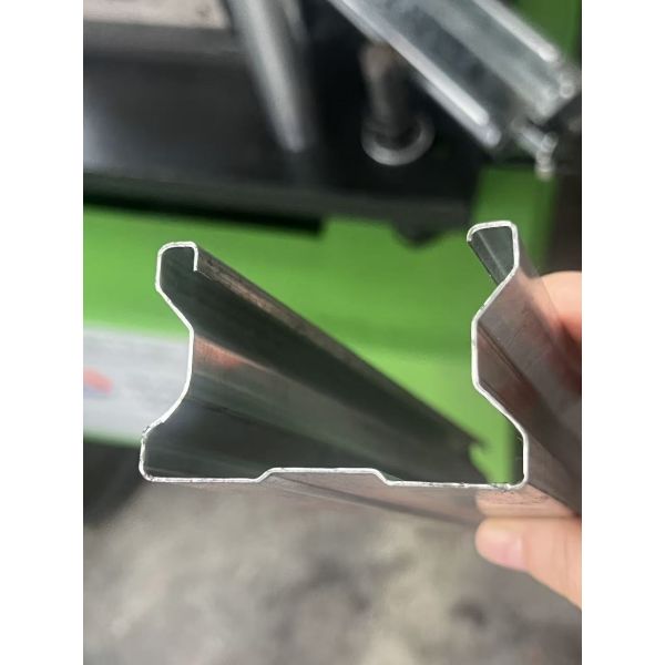 Máquina perfiladora de rollos para postes de cerca verticales de acero galvanizado de 1,2 mm-2,0 mm de espesor