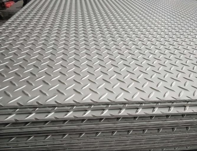 Горяче прокатаная углеродистая чекированная стальная плитка Gi Diamond Patterned Q235B