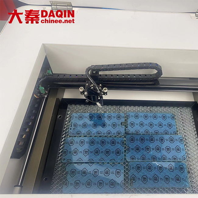 Машина Daqin резца протектора экрана стекла 40w лазера СО2 мобильная