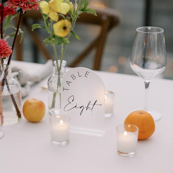 Acrylic frosted arched table sign modern 4x6 frosted wedding display stand with gold printed arched acrylic table number stand
