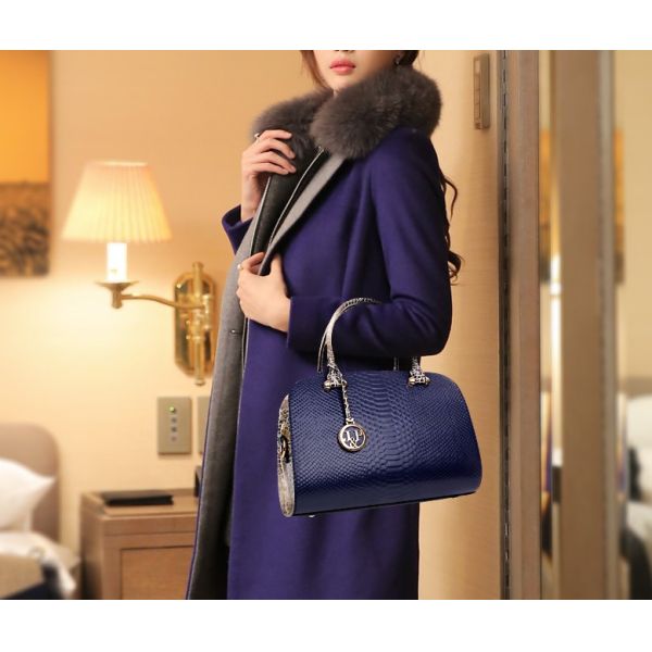 2016 new European and American fashion handbags serpentine Messenger bright skin handbag luxury handbag