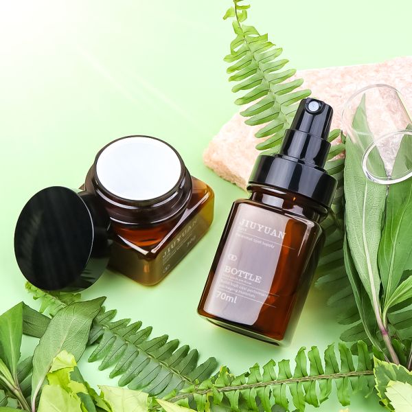 Amber PET Spray Bottle with Light Protection Customizable Fine Mist Spray for Cosmetic Packaging