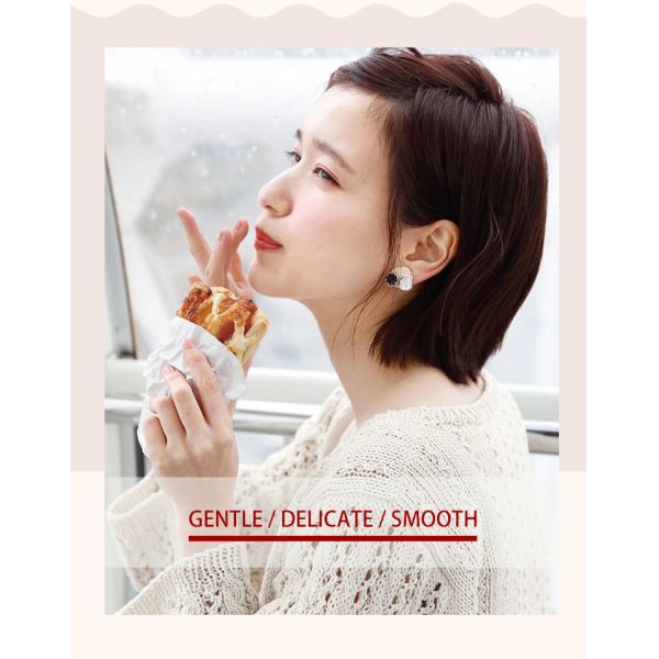 Рука вязания крючком вяжет хлопчатобумажную пряжу пряжи 100% шелковистую