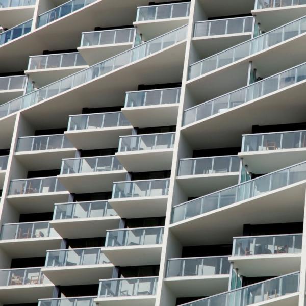 Bardage en verre résidentiel pour terrasses extérieures Balustrade en verre trempé coupée à la taille Manche en verre sans cadre Balcon en verre sans couture