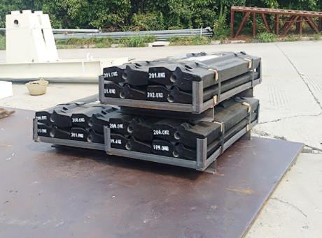 Impact Stone Crusher Spare Parts Liner Plate Martensitic Ceramics Insert