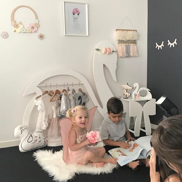 La ropa de madera de los niños del diseño del cisne atormenta/los niños elegantes que la ropa atormenta el soporte