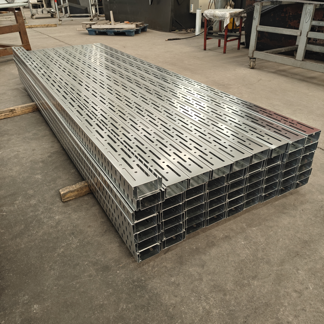 6063-T6 or 5052-H32 Aluminium Perforated Cable Tray Aluminum Ladder Cable Tray