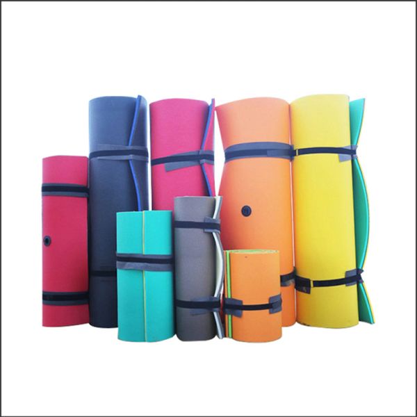 Дети взрослых плавая циновки бассейна пены танцуя ковер воды