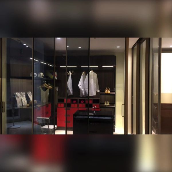 Шкаф сползая стеклянной двери DTC алюминиевый стеклянный с деревянными ящиками и вешалкой