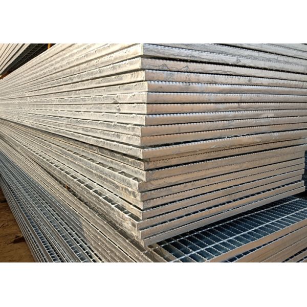 Reja serrada 1000*6000 del metal para la característica de la soldadura de la plataforma del transporte público