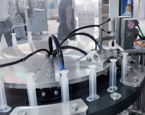 Máquina automática de enchimento de tampas de seringas pré-cheias de plástico descartáveis