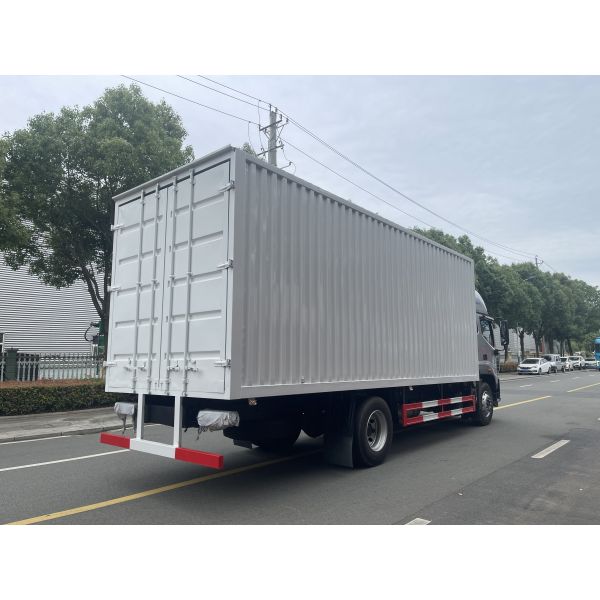 4x2 300 hp Medium-duty Box Truck (Diesel-powered)