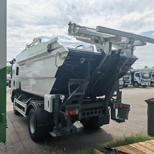 Isuzu Rear Load Trashmaster Mobile Kitchen Garbage Refuse Collector Food Waste Disposal Truck