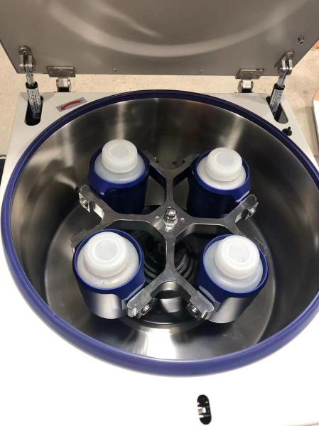 Máquina centrífuga de escritorio de gran capacidad para la separación de muestras a baja velocidad