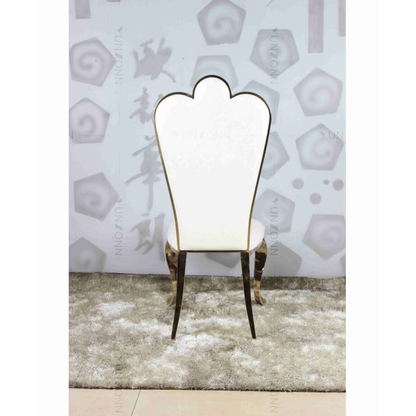 Белые банкетные стулья из полиэтиленового стали