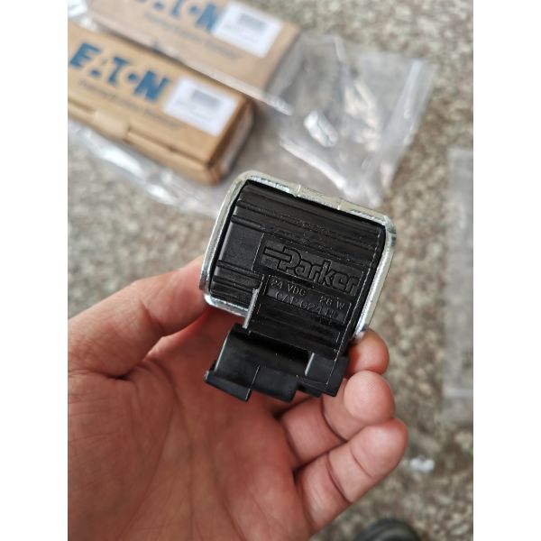 Metallic Sany Reach Stacker Parts , 60332895 Solenoid Directional Valve