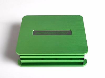 O verde escovou as peças fazendo à máquina anodizadas do Cnc do cerco com logotipo do laser de 4 linhas centrais