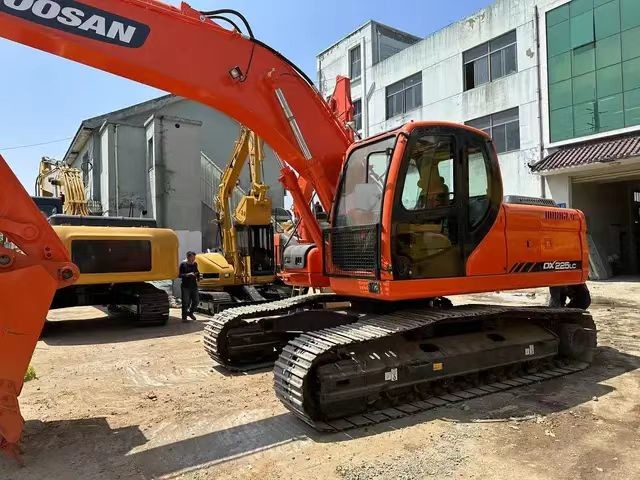Подержанный экскаватор Doosan DX225 работает как новая машина