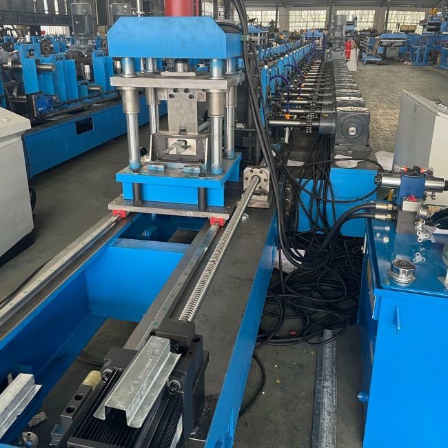 30 кВт Furring Channel Roll Forming Machine 20 м/мин-75 м/мин Для плитки PPGI