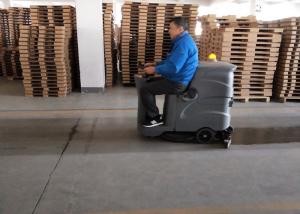 Petit tour rechargé sur la machine compacte d'épurateur de plancher pour le