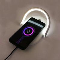 Montre 3 d'IPhone Airpods Apple dans un chargeur sans fil 15W avec la lumière de LED