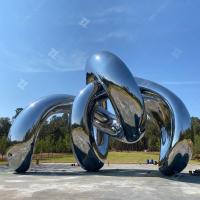 Grande sculpture en acier inoxydable extérieur avec une finition très polissée par miroir