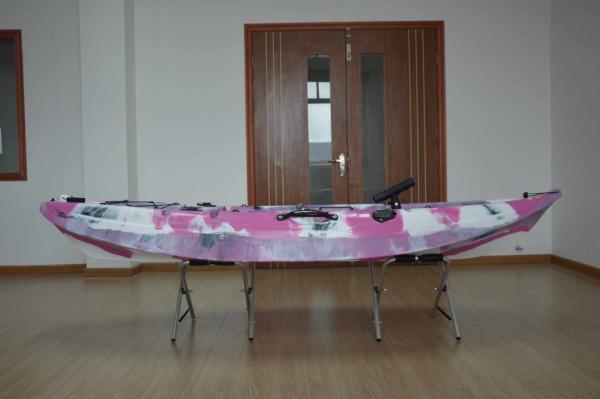 A cor cor-de-rosa de Camo 9 pés senta acima a pá superior dos suportes de Rod do caiaque 4 extremamente de pouco peso