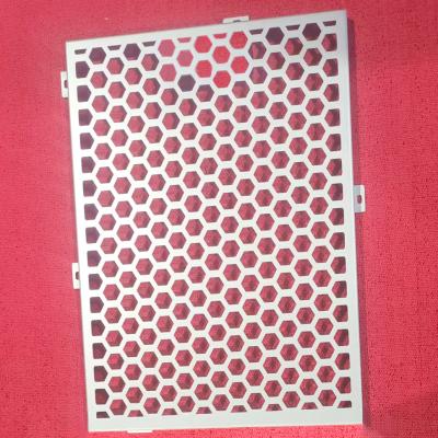 Modèles creux hexagonaux en aluminium perforé Panneau de revêtement murale et matériau de décoration de bâtiment