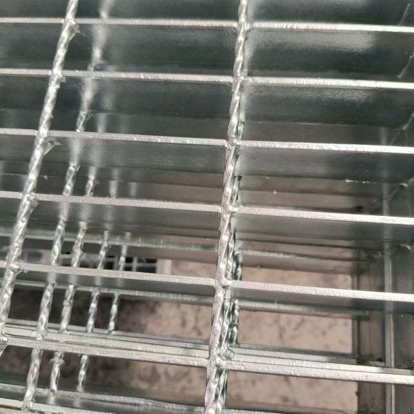 Rejas de acero de alta visibilidad con bordes de seguridad que mejoran la seguridad en el lugar de trabajo