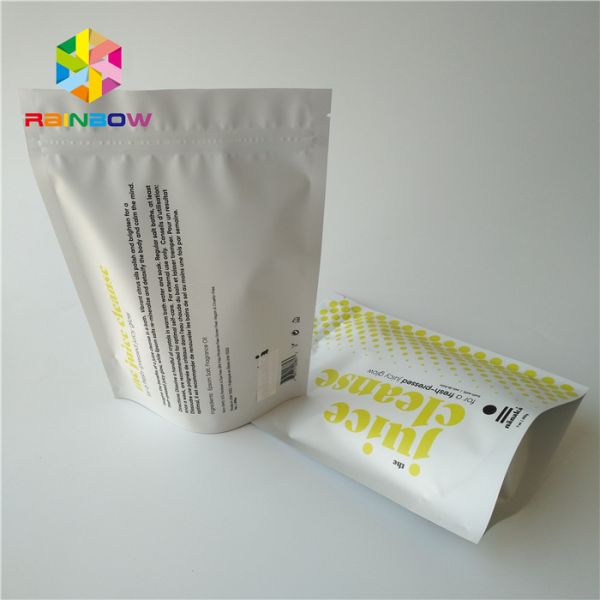 En plastique blancs tiennent le corps frottent le sac cosmétique d'emballage pour le sel de mer baignant des soins de la peau