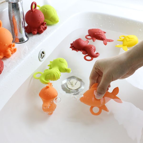 Custom Popular Silicone Ocean Animal Octopus Fish Turtle Seahorse Kids Baby Bath Toys Gift Set Water Spray Squishy