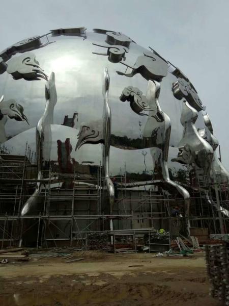 Stainless steel sculpture with mirror finish