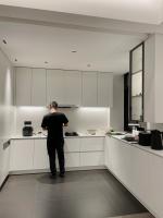 Armoire de cuisine de luxe en bois avec porte blister en PVC brillant, moderne et durable