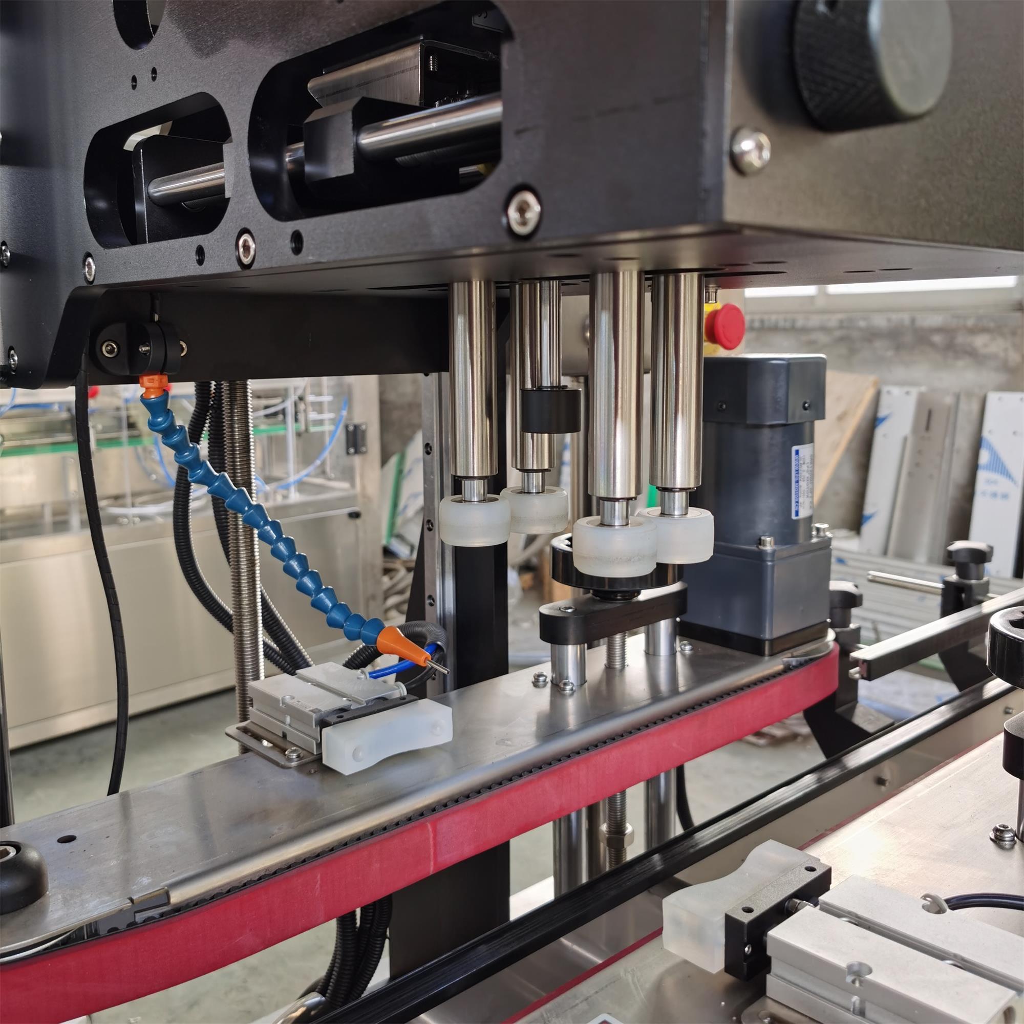 Four Wheels Capping Machine with Conveyor Cap Screwing Machine Screw Bottle Cap Machine for Pet Bottle Plastic Bottle Capping