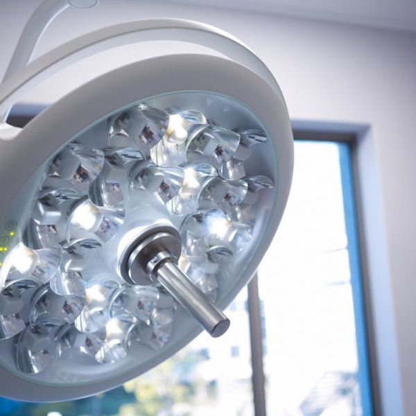 Examen médical Lampes d'opération sans ombre Plafond monté lumière froide Illuminé médical Lampes chirurgicales