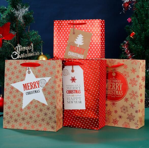 Offset Printing Cardboard Gift Bags 120-300gsm Christmas Pattern With Handles