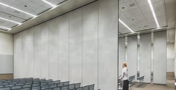 Isolement acoustique Parement séparatif mobile pour salle de conférence avec porte de passage