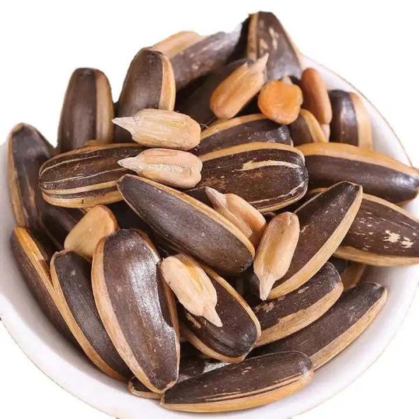 The factory in Inner Mongolia exports large grain honey vine pepper flavored sunflower seeds