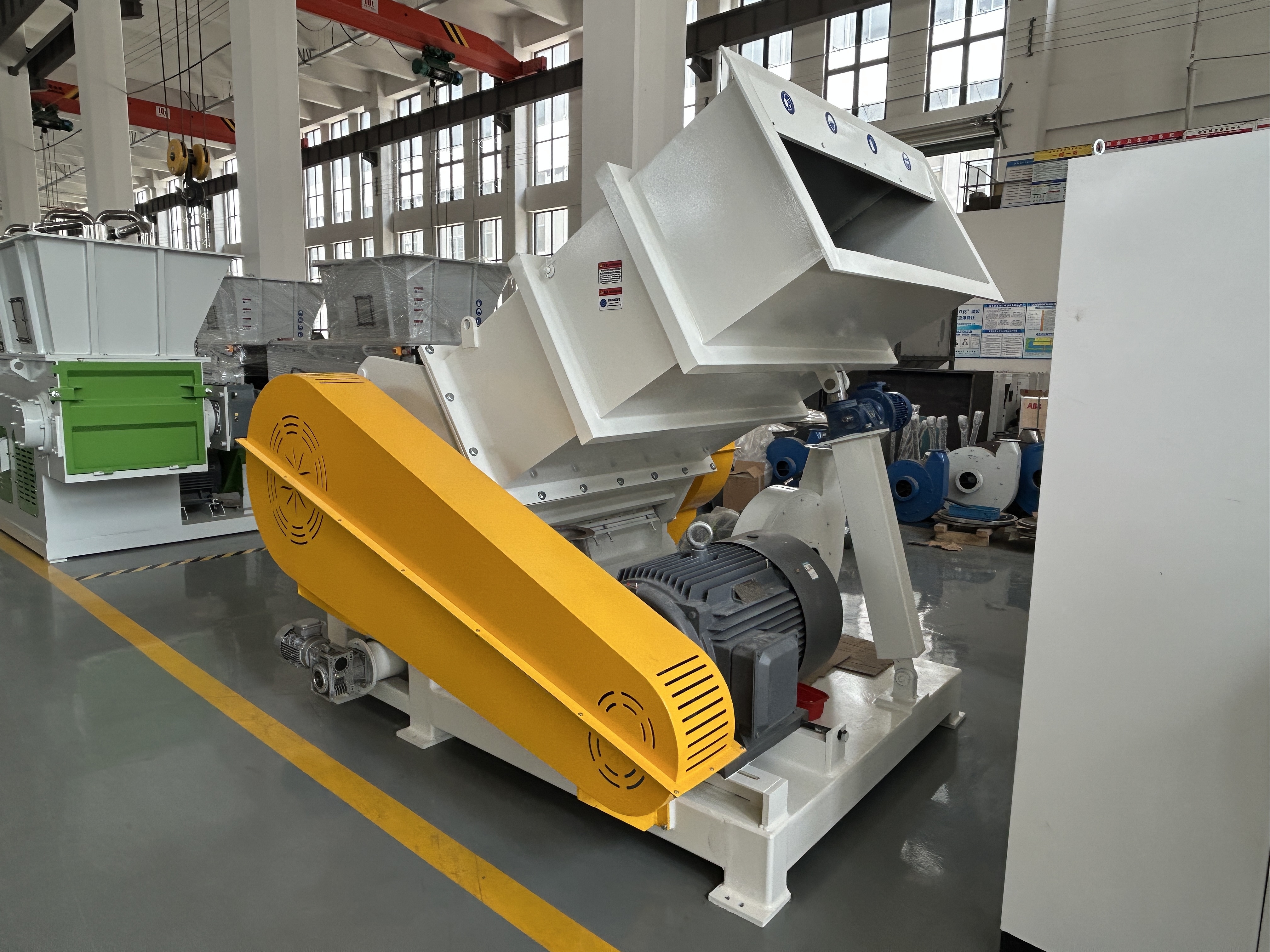 Powerful Horizontal Plastic Shredder Grinder Breaker Crusher for PVC Pipe PE Profile PP Tray Pallet PPR PU Hose ABS PC Sheet EVA Foam Crushing Recycling Machine