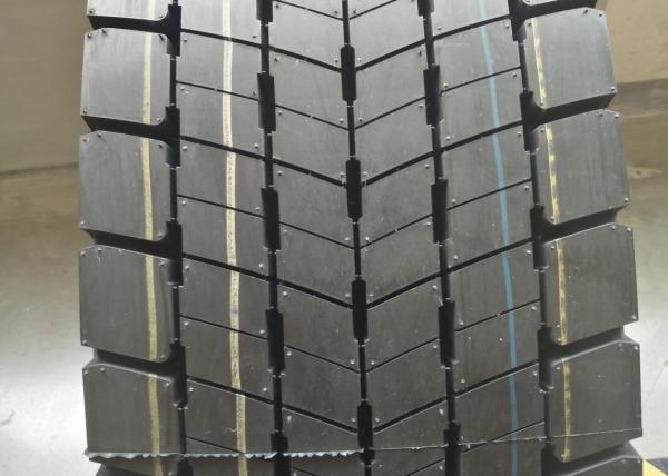 Long Service Life Highway Truck Tires 12R22.5 Tubless Designed High Speed Driving