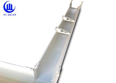 Casa que telha o sistema feito sob encomenda das calhas da chuva Downspout e encaixes da calha da chuva do PVC de 5,2 polegadas