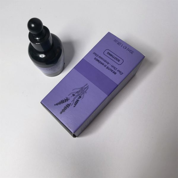 Ручная работа штампованной упаковочной коробки с тиснением биоразлагаемой бумажной картонной коробки