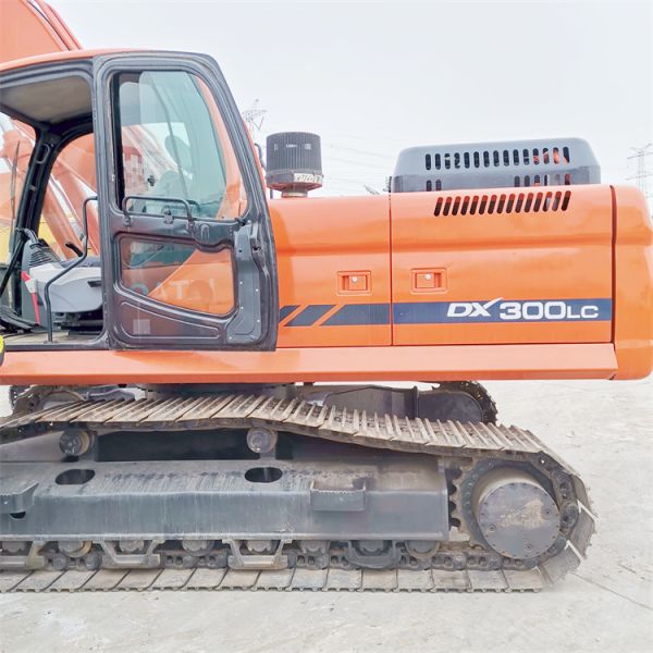 30 Ton Doosan DX 300 LC Excavator in South Korea Good Condition Moving Type Crawler Chain