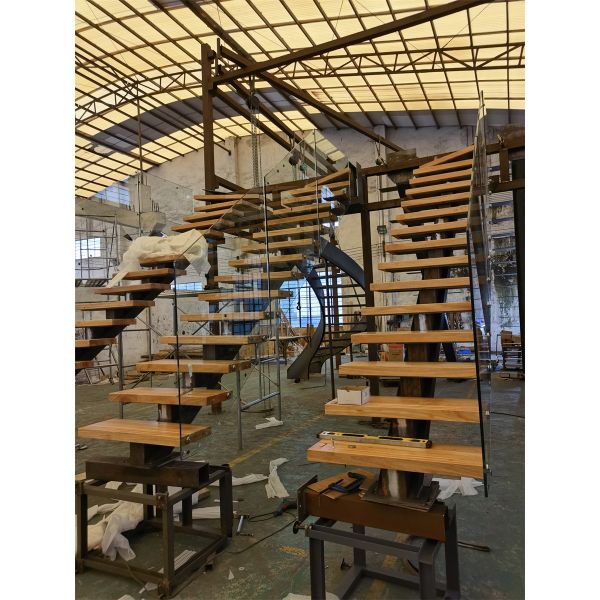 Плоская изогнутая закаленная лестница прокладывая рельсы проступь стеклянной нержавеющей стали стеклянная