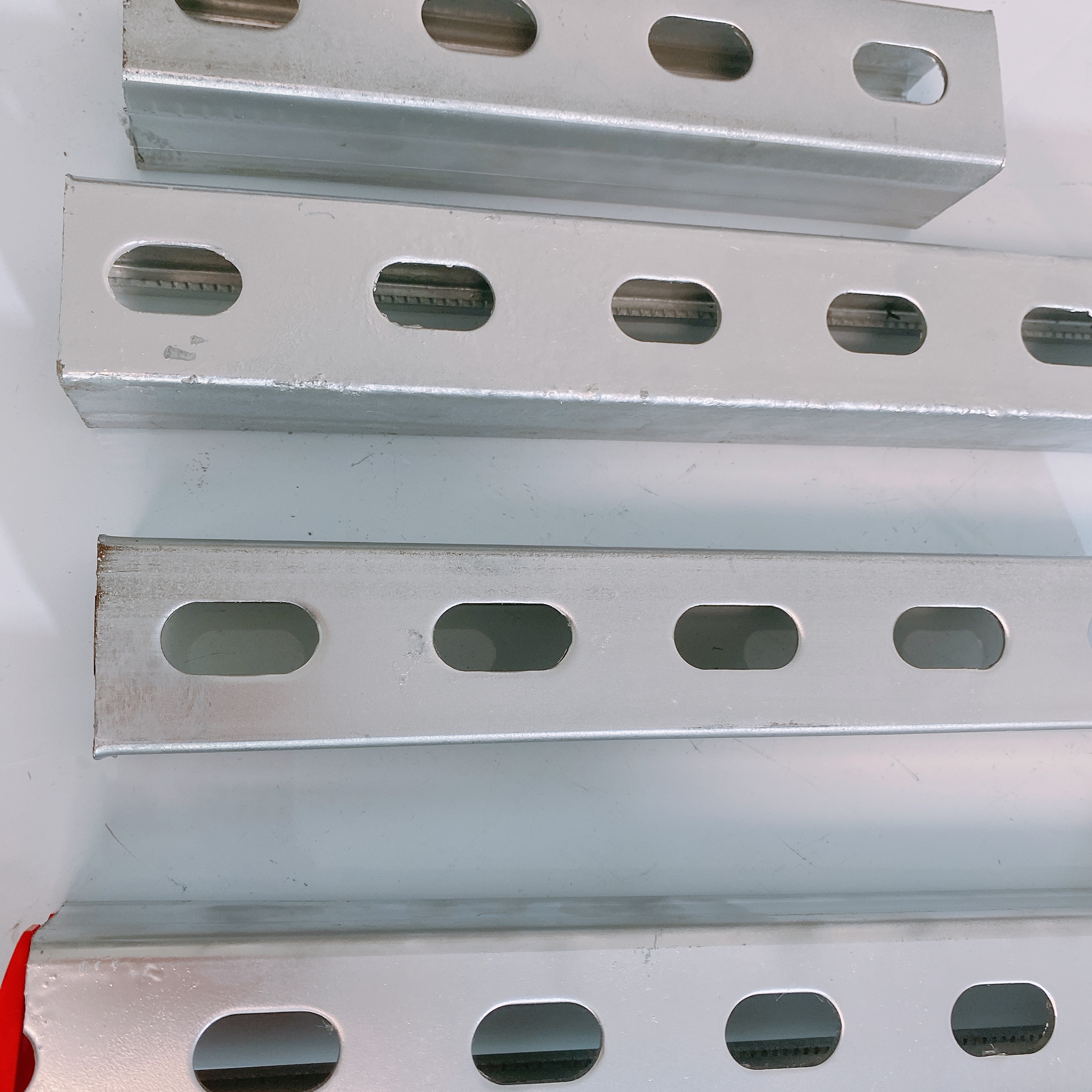 HDG сформировал нормальный размер канала канала распорки металла Unistrut прорезанный солнечный