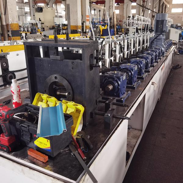 Máquina para formar molduras de portas de trilhos de mão usada Máquina de obturação de rolamento